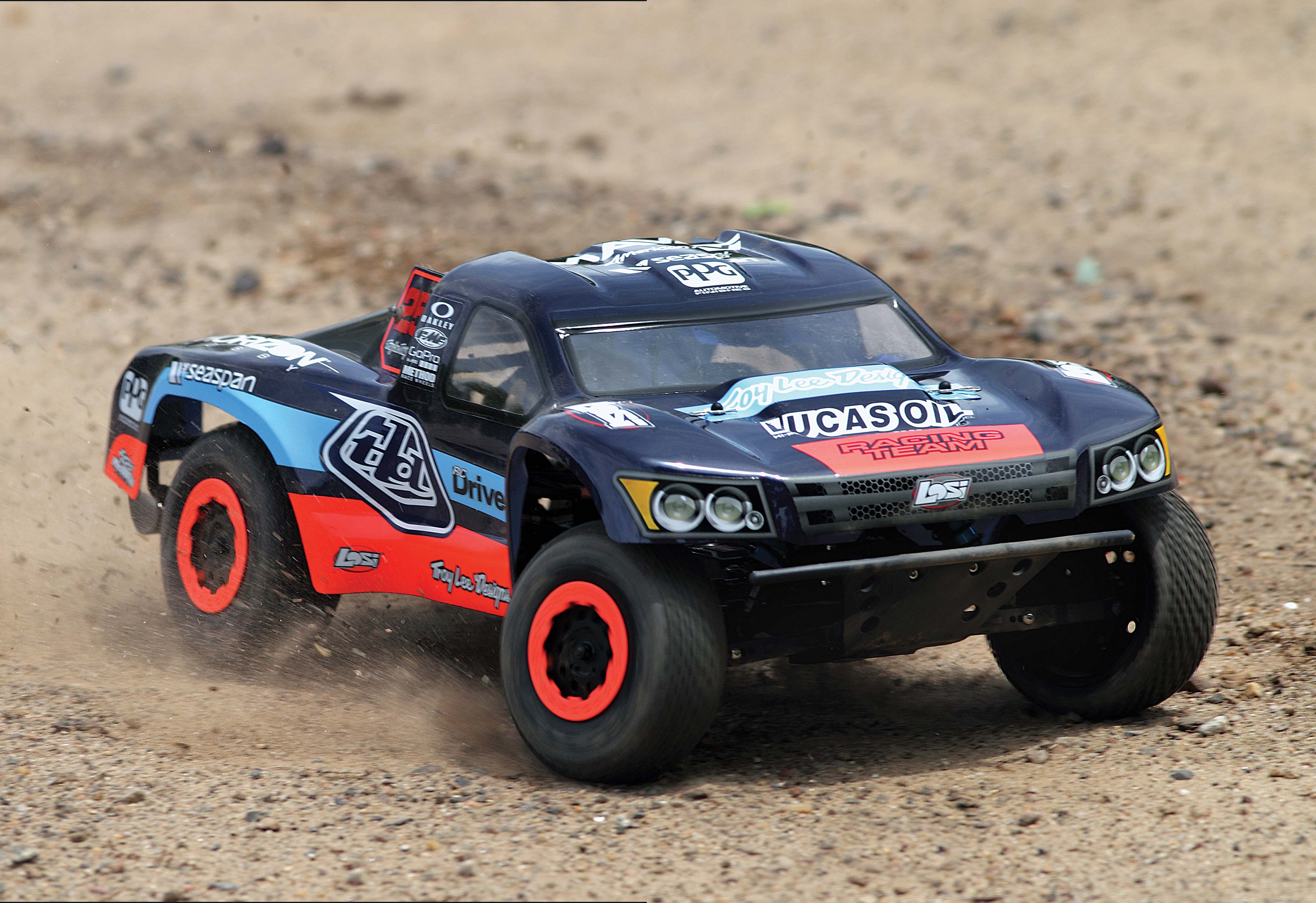 Reviewing-Losi’s-TEN-SCTE-RTR-Short-Course-Truck-Designed-by-Troy-Lee-5