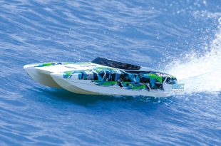 Traxxas DCB M41 catamaran