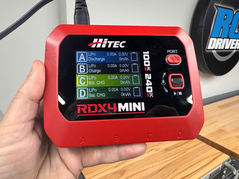 Hitec RDX4 : un chargeur mini 4 ports multi chimies pour un usage au quotidien